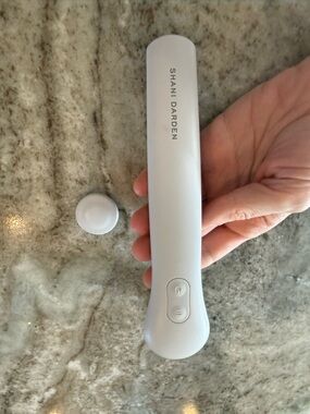 Shani Darden facial massage wand